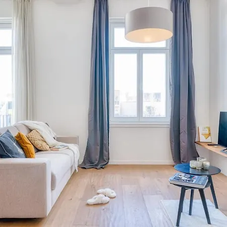 Апартаменти Cozy & Bright In - Parking Included *