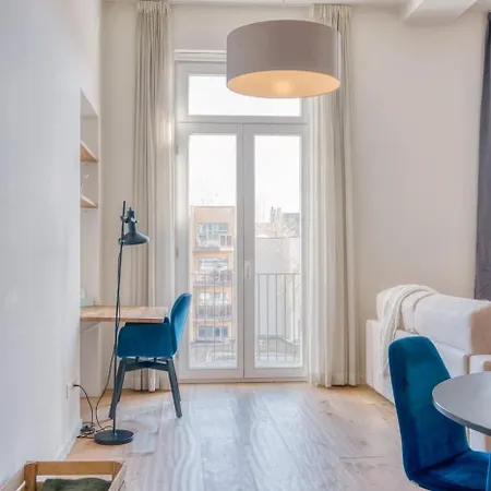 Cozy & Bright In - Parking Included Апартаменти