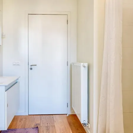 Апартаменти Cozy & Bright In - Parking Included