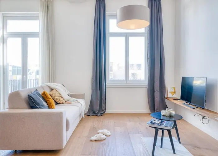 Апартаменти Cozy & Bright In - Parking Included *