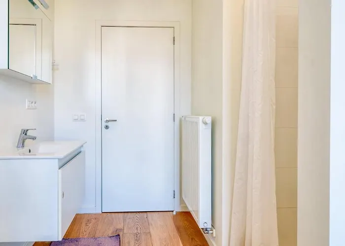 Апартаменти Cozy & Bright In - Parking Included